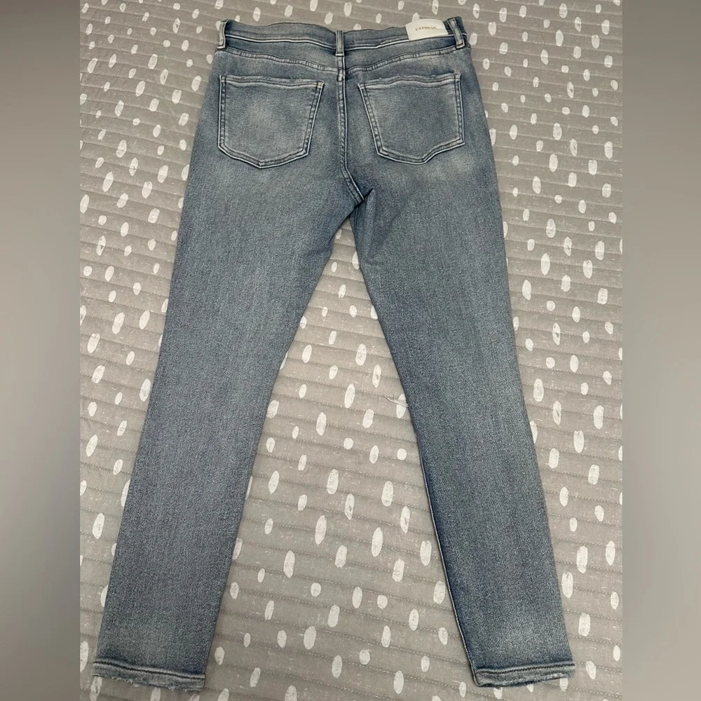 High Waisted Crossover Waistband
Ripped Skinny Jeans - Picture 3 of 6